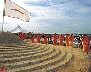 พิธีโปรยทราย รองรับการสถาปนามหาธรรมกายเจดีย์ พ.ศ.๒๕๓๘