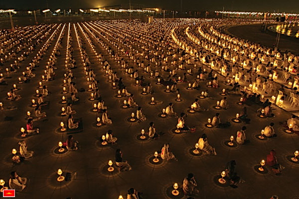 พิธีกดปุ่มเปิดไฟส่อง “เสาแก้วพันปี มหารัตนวิหารคด